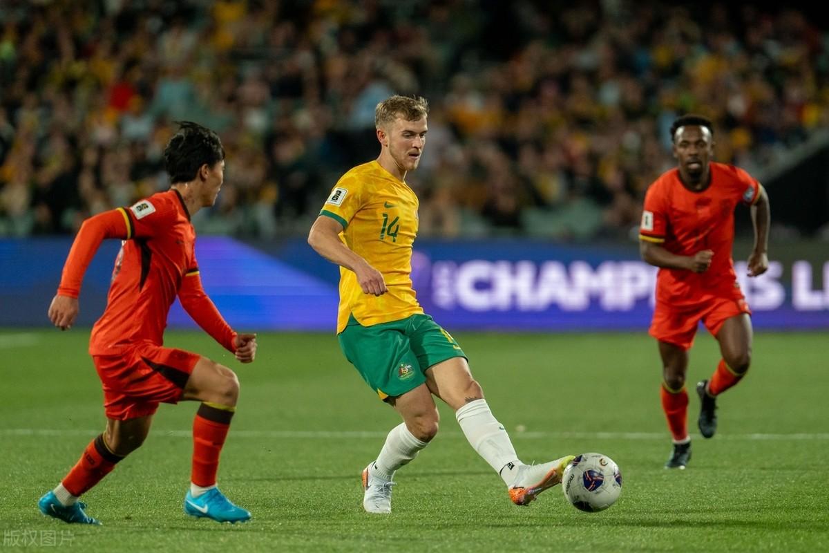 足球赛场上的热血较量持续点燃观众热情 足球赛场上的热血较量持续点燃观众热情