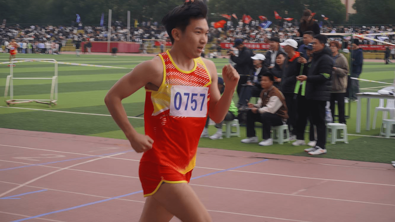 田径比赛跑道上飞驰,选手高超技艺令人惊叹 田径比赛跑道上飞驰,选手高超技艺令人惊叹