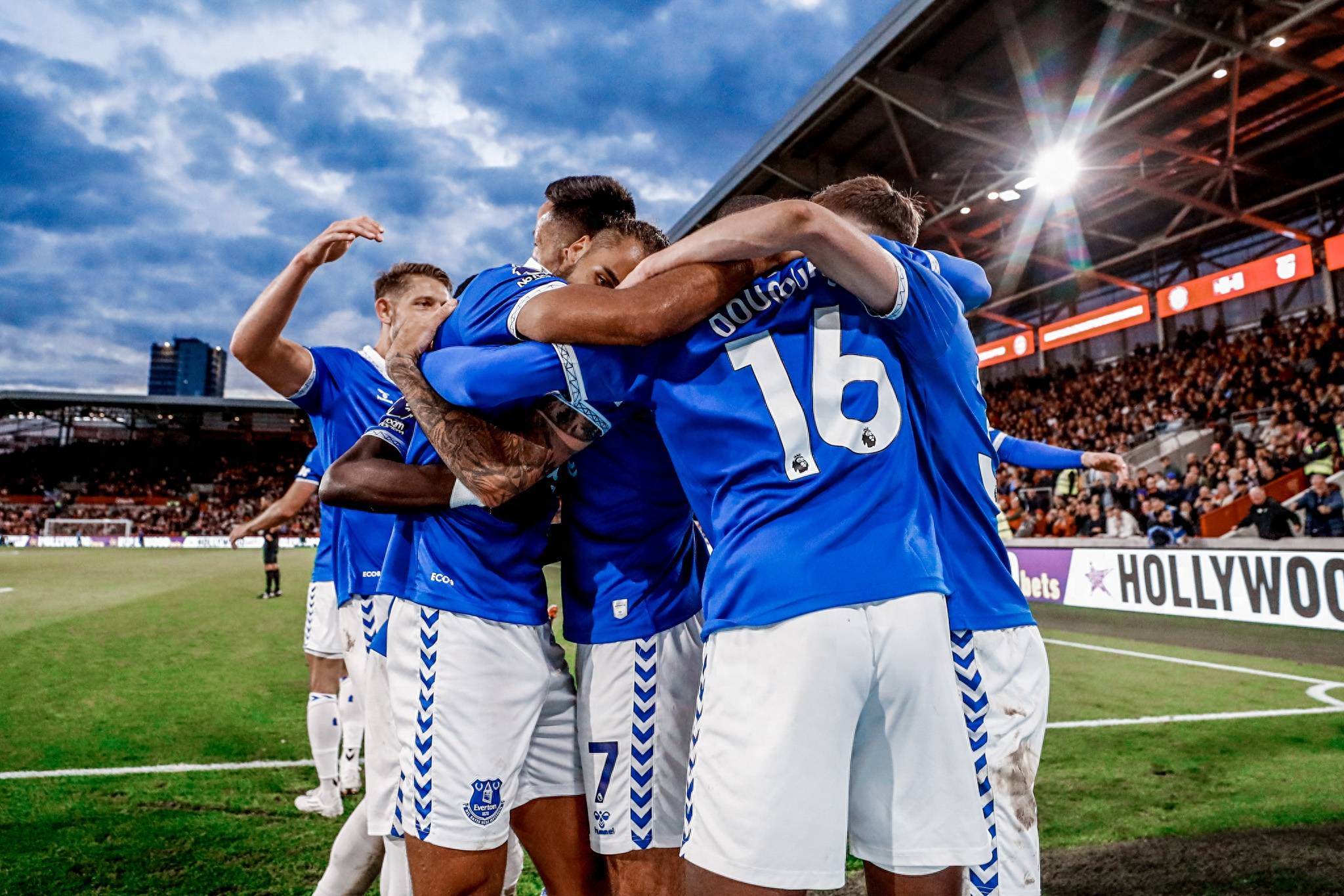 包含斯托克城再遭失利，埃弗顿留住三分的词条