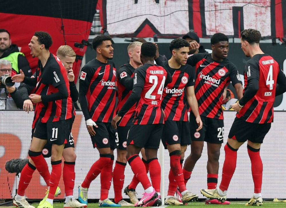 法兰克福足球队在国内联赛中击败对手 法兰克福足球队在国内联赛中击败对手