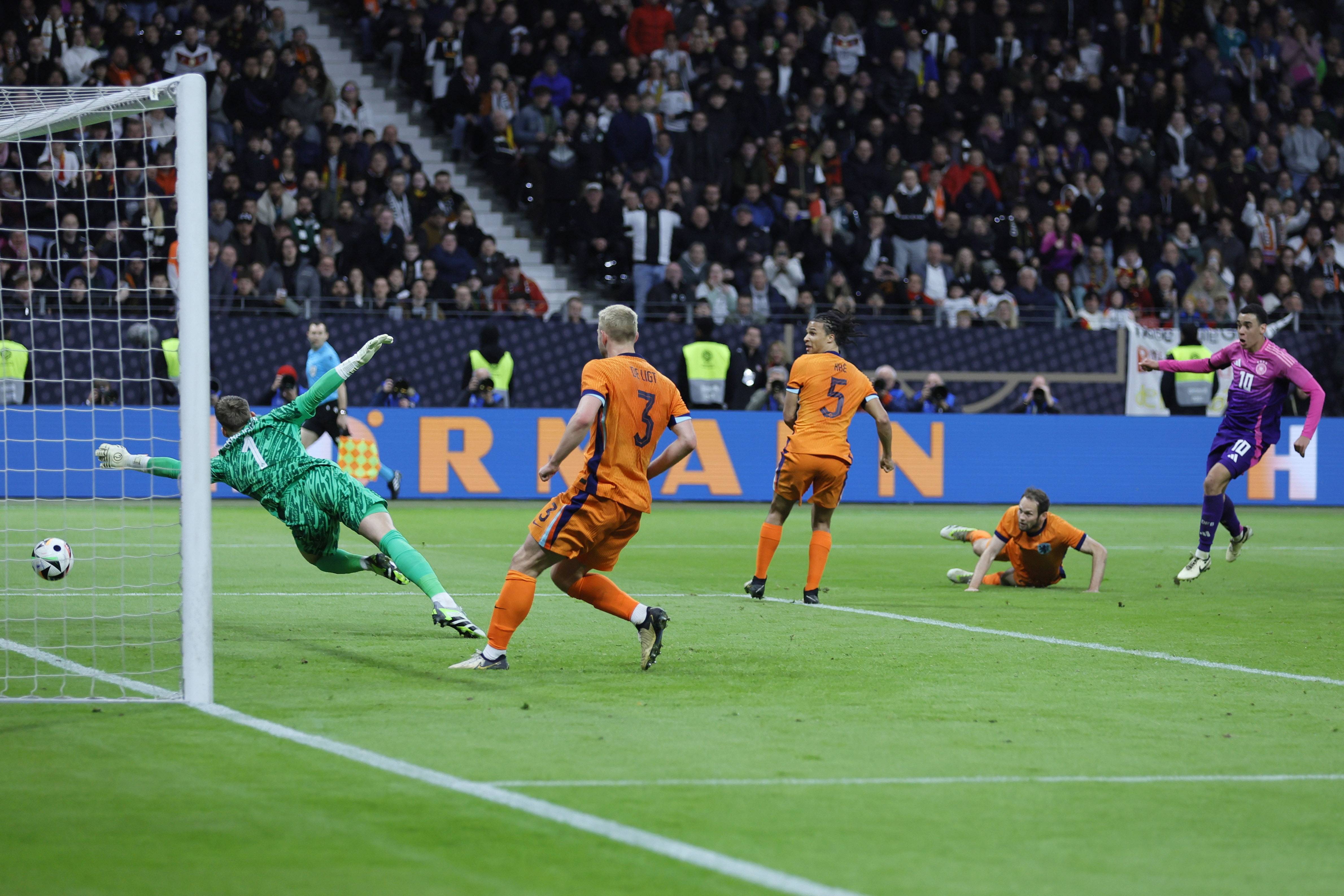 德国足球文化展览引发观众热情 德国足球文化展览引发观众热情