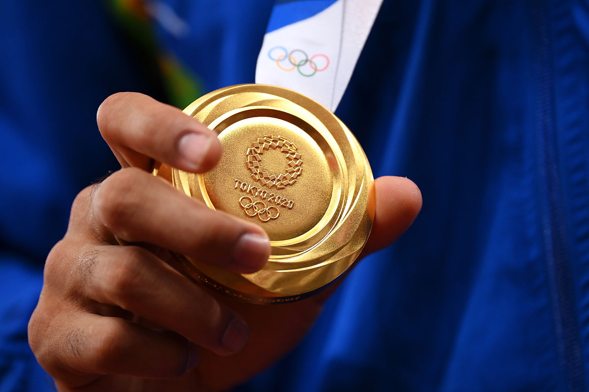 法国代表团冲破困境，赢得第一枚金牌